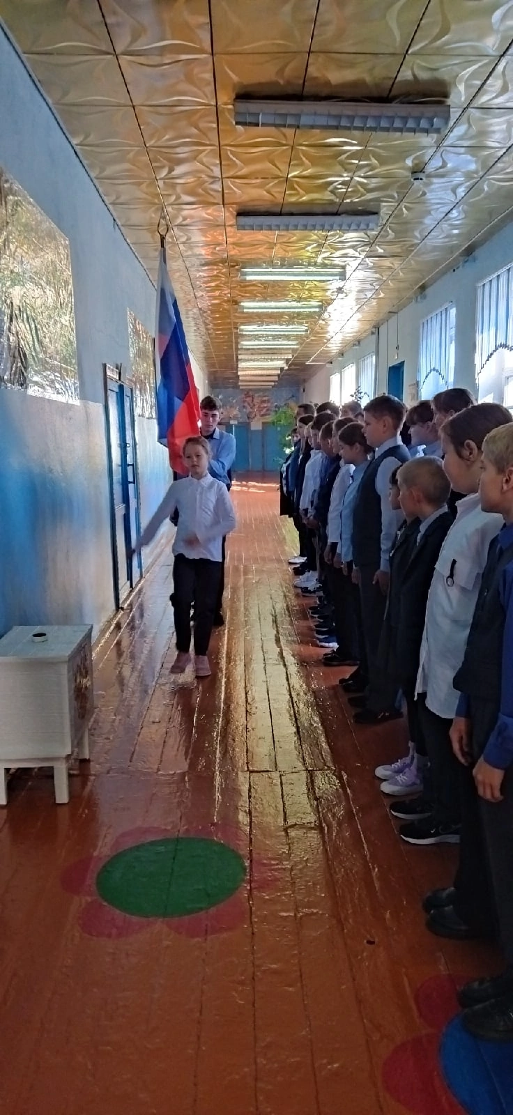 Церемония поднятия государственного флага РФ и исполнение гимна.