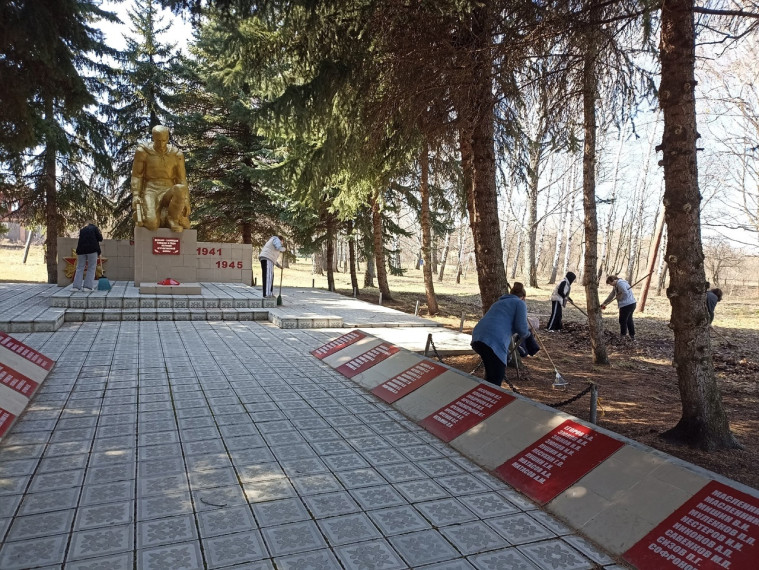 Экологический субботник по уборке территории около памятника.